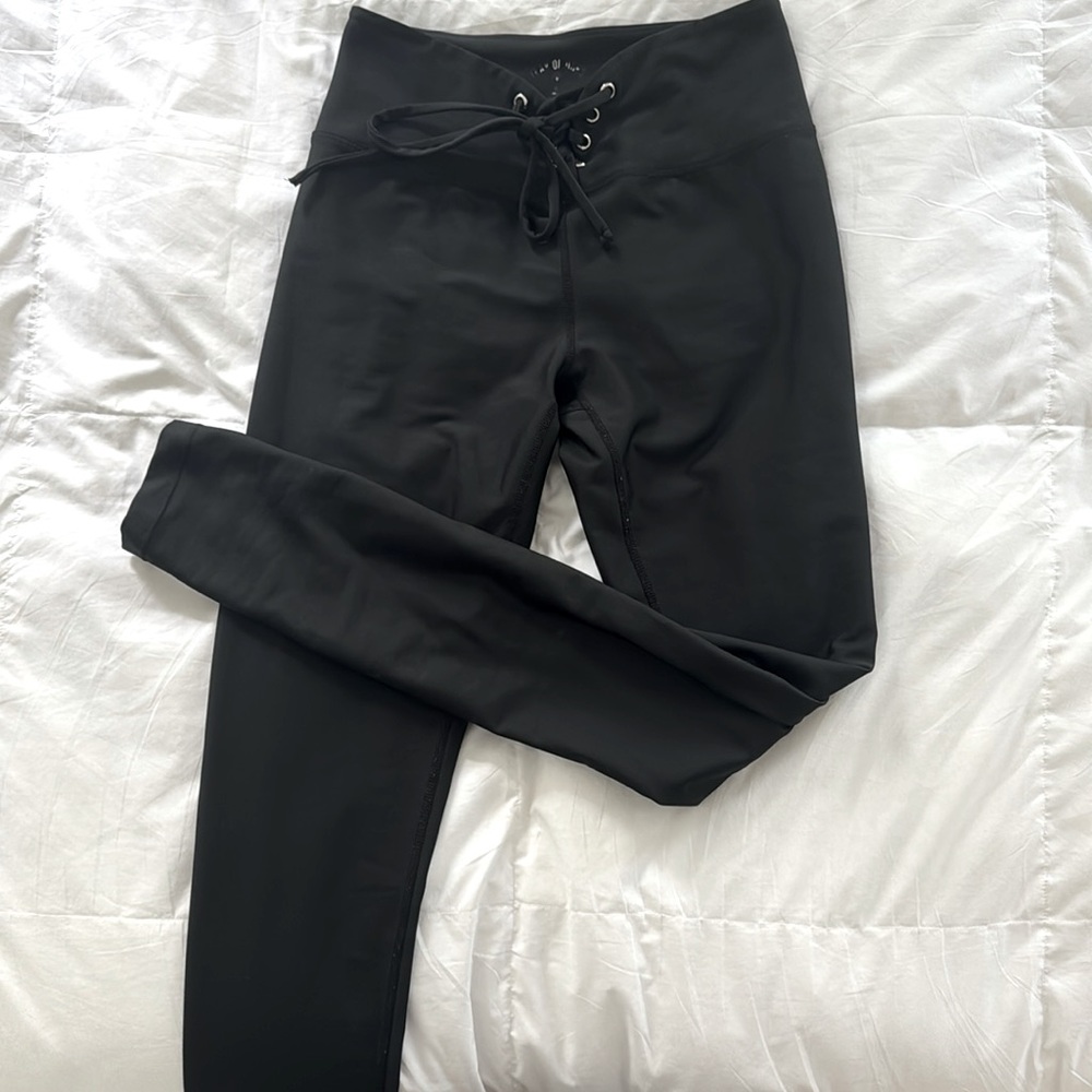 Women’s year of ours Small black  tie waist leggings is a performance fabric